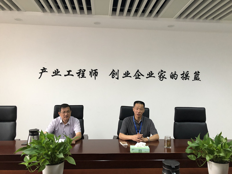 （图为校领导进行业务指导）.jpg
